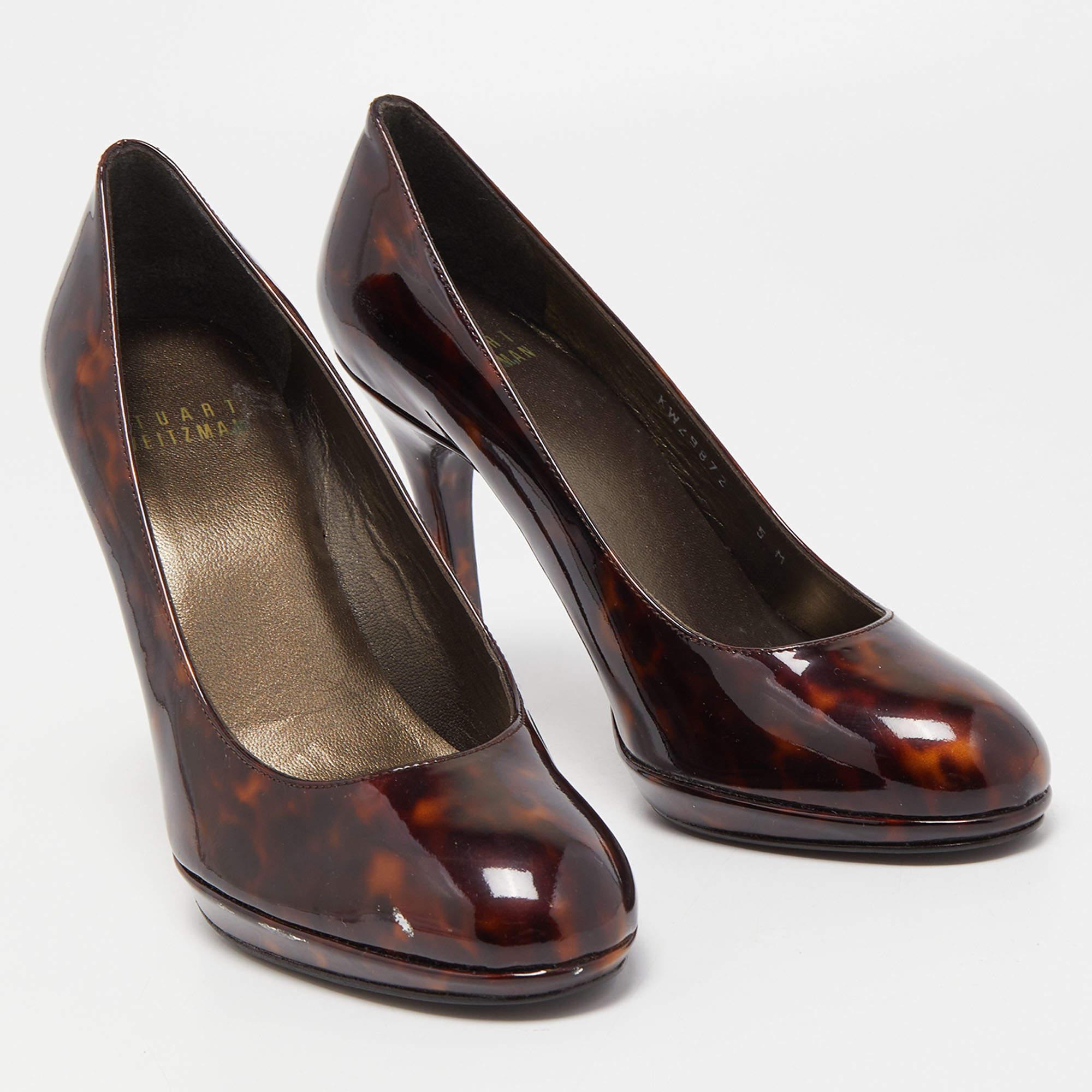 Stuart Weitzman Bombas de charol marrón con estampado de leopardo Talla 35.5 en Bueno estado para la venta en Dubai, Al Qouz 2