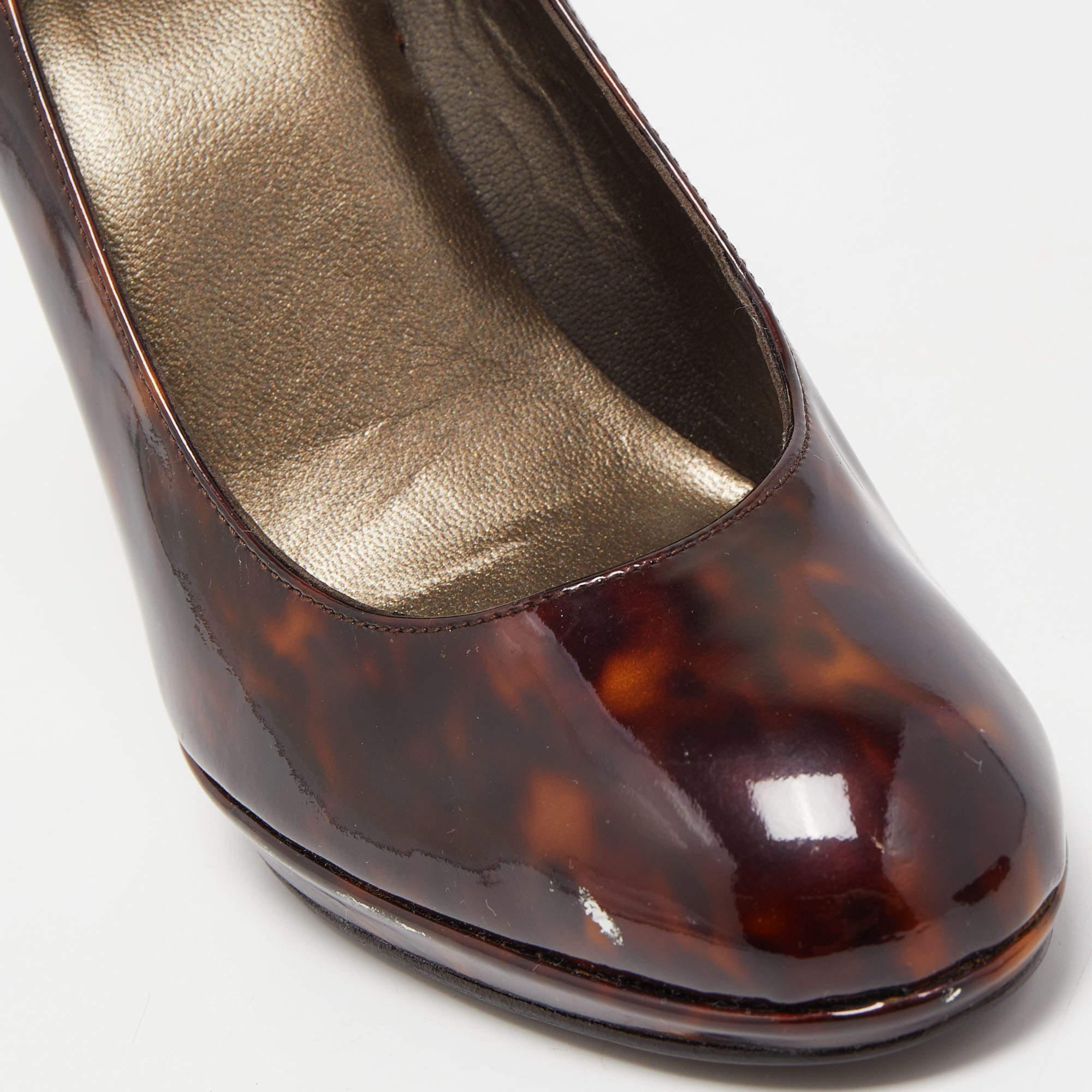 Stuart Weitzman Bombas de charol marrón con estampado de leopardo Talla 35.5 en venta 2