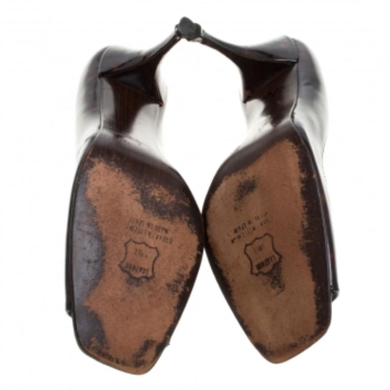 Le scarpe di Stuart Weitzman sono presenti negli armadi di innumerevoli celebrità e oggi è possibile aggiungerne un paio al proprio! Con queste décolleté sei pronto a sfoggiare i look più indimenticabili. Dalla forma alla finitura in vernice, fino