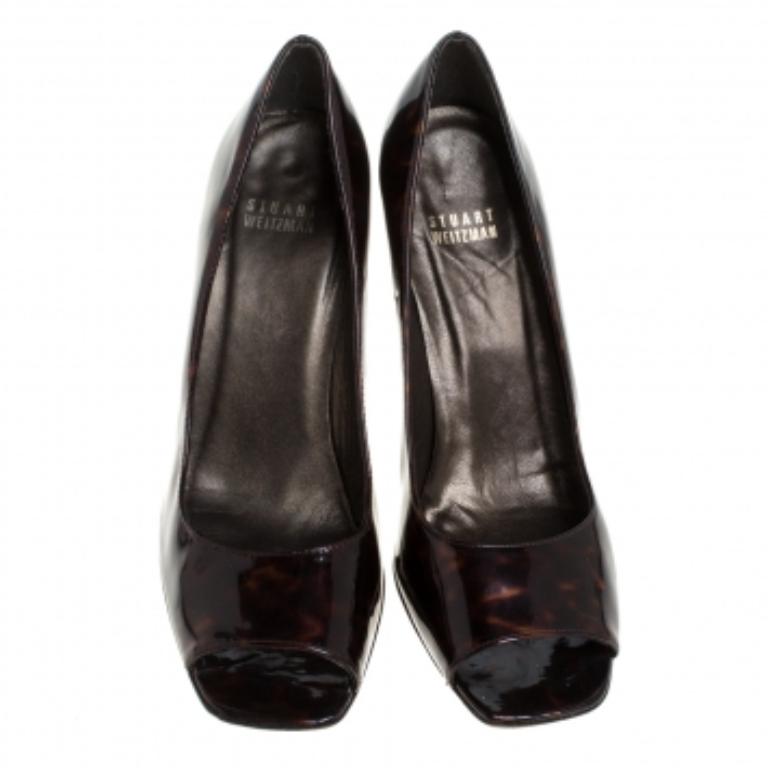 Stuart Weitzman - Décolleté in pelle marrone con punta aperta - Taglia 39 In condizioni discrete in vendita a Dubai, Al Qouz 2