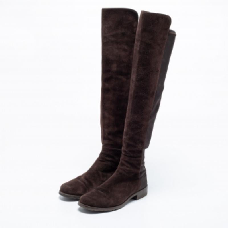 Cette paire est conçue pour projeter un style luxueux sans effort. Ces bottes signées Stuart Weitzman sont confectionnées à partir de matériaux de qualité et présentent une silhouette raffinée. Elles sont dotées d'une fermeture élégante, de semelles