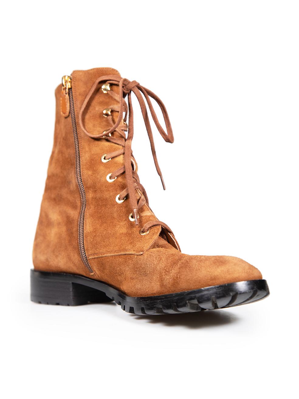 L'ÉTAT est très bon. L'usure des bottes est minime. Abrasion sur le côté gauche de la chaussure gauche, le contrefort gauche, les deux côtés de la chaussure droite et les deux talons. Bouloches sur les deux lacets. Décoloration sur les deux lacets