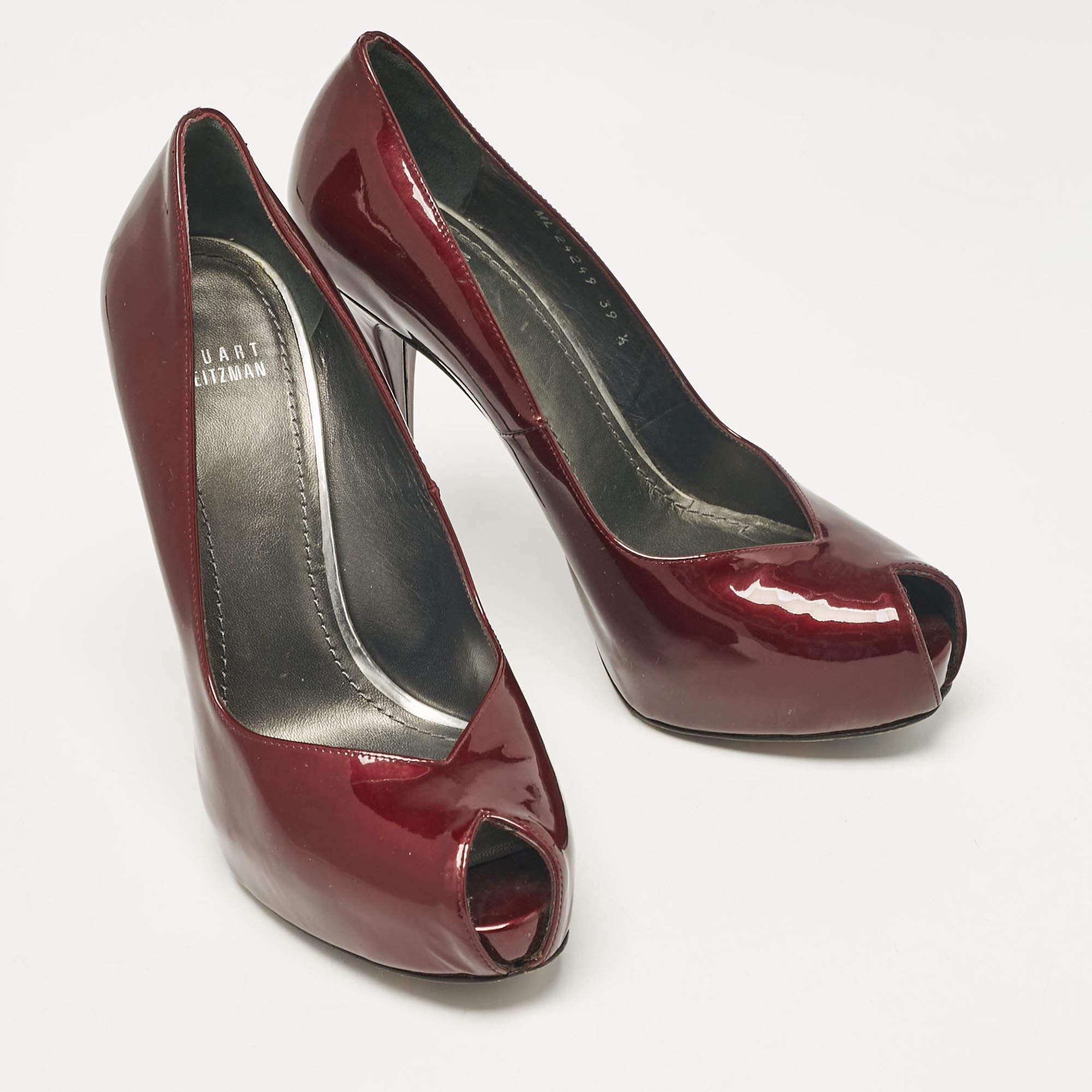 Stuart Weitzman Burgundy Patent Leather Peep Toe Pumps Size 39.5 In Good Condition For Sale In Dubai, Al Qouz 2
