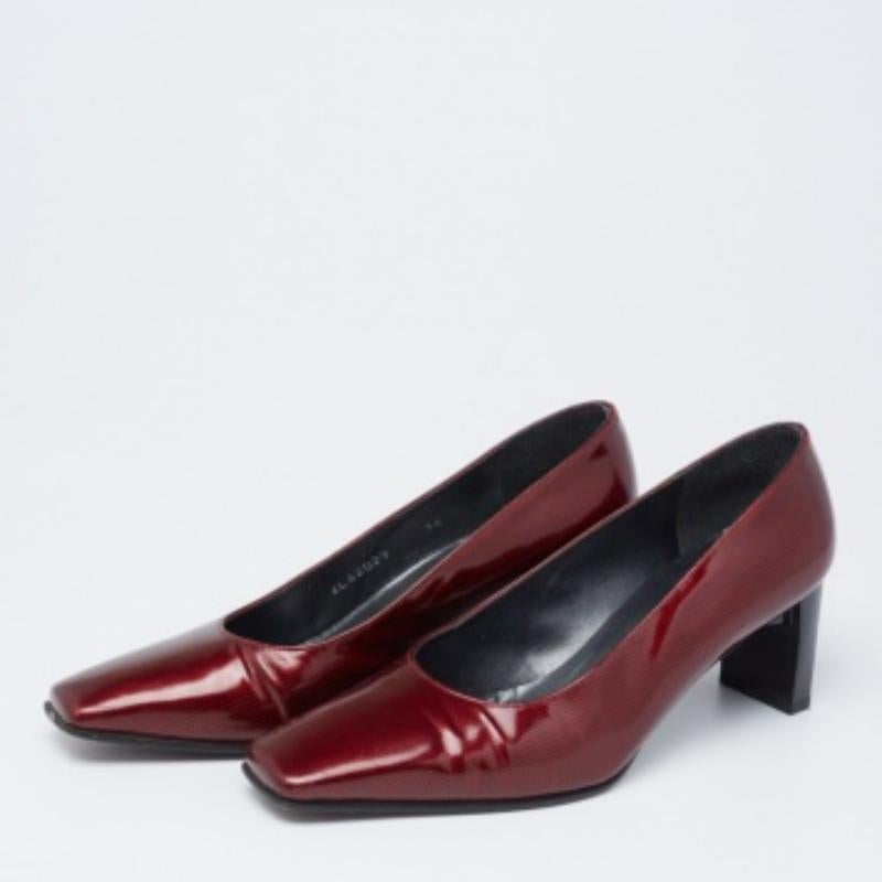 Queste décolleté di Stuart Weitzman sono dei classici che devi assolutamente introdurre nel tuo guardaroba! Realizzate in vernice stampata, presentano una tonalità bordeaux con punta quadrata, solette confortevoli e tacco di 6 cm. Cammina con queste
