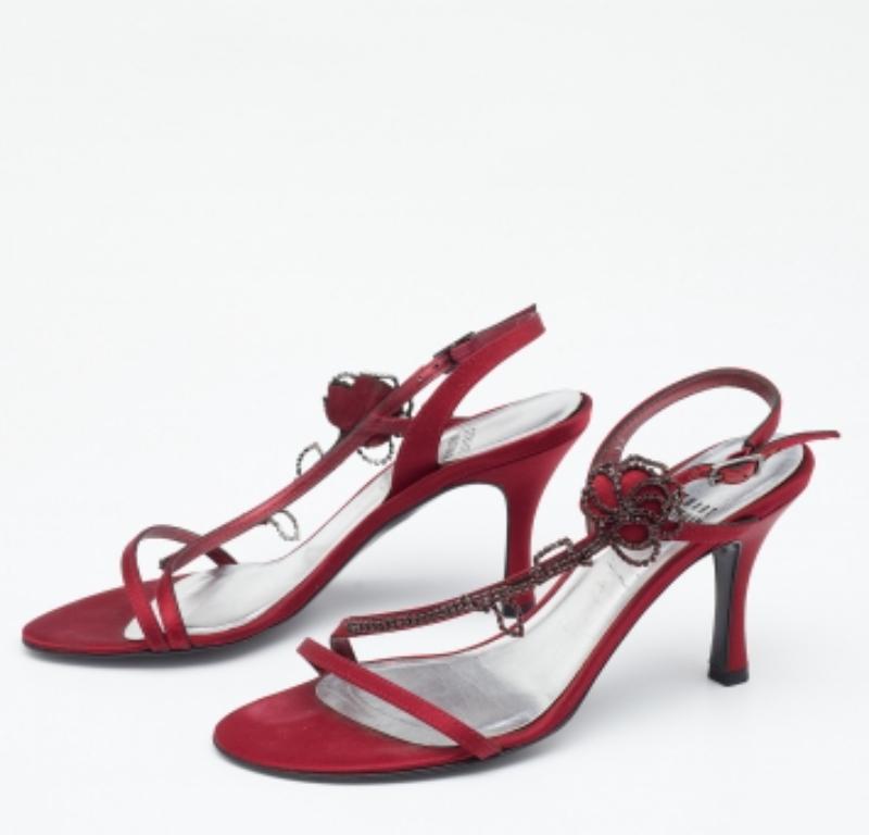 Sing the tune of the season with this gorgeous pair of sandals from Stuart Weitzman. They are crafted from burgundy satin and are decorated with crystal embellishments. Open toes, buckled slingbacks, and slim 8.5 cm heels make the sandals ready to