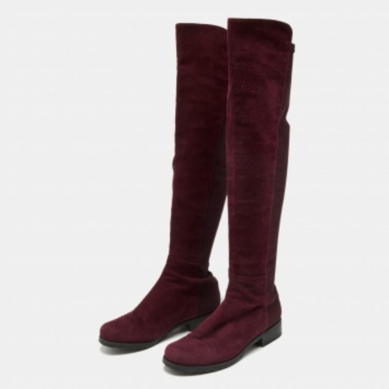 Disegnati in una tonalità bordeaux, questi stivali Stuart Weitzman daranno una dose extra di chic al tuo outfit. Sono realizzate in pelle scamosciata in una silhouette lunga fino al ginocchio e hanno una vestibilità slip-on.