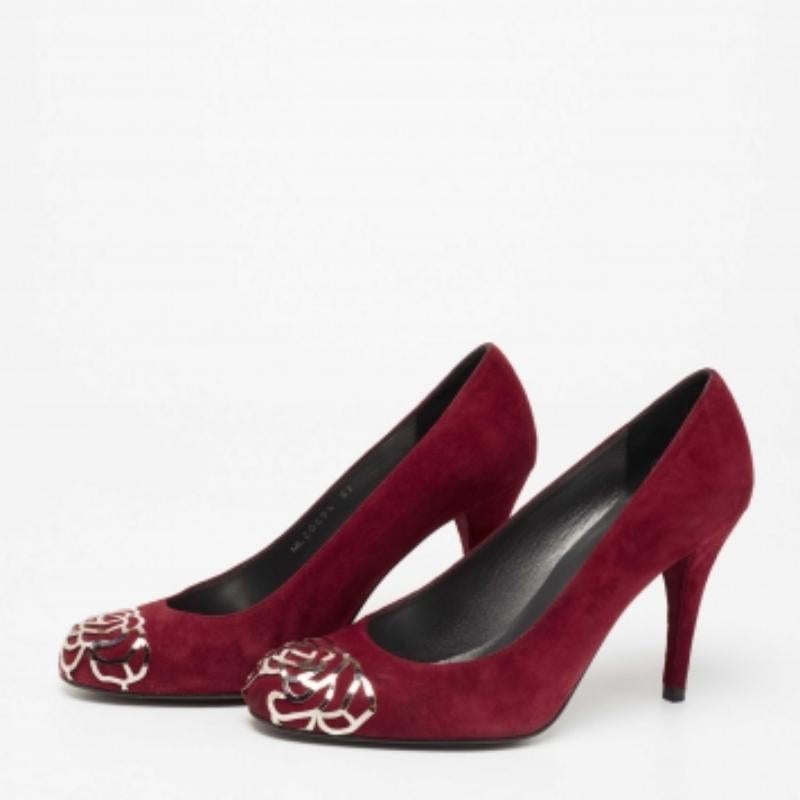 Ajoutez ces superbes escarpins bordeaux de Stuart Weitzman à votre garde-robe et soyez toujours élégante pour les occasions de jour comme de nuit. Conçus en daim avec des détails argentés sur l'empeigne, ces escarpins à bout rond Rosita sont des
