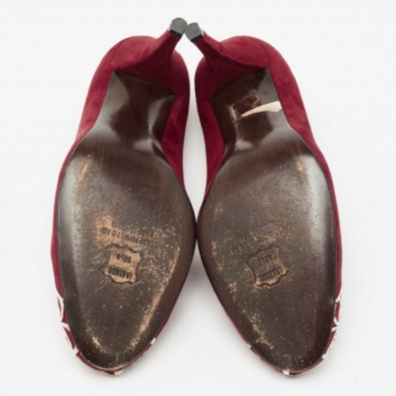 Stuart Weitzman escarpins Rosita à bout rond en daim bordeaux taille 37 en vente 1
