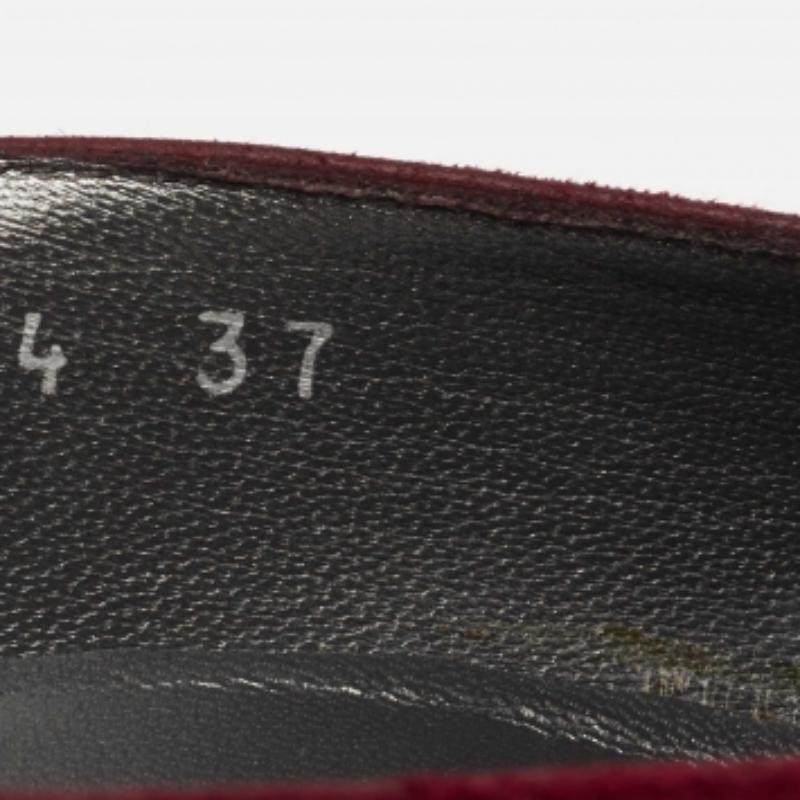 Stuart Weitzman escarpins Rosita à bout rond en daim bordeaux taille 37 en vente 3