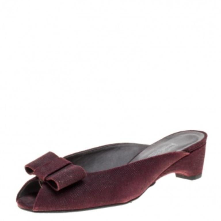 Stuart Weitzman Burgunderfarbene Sandalen aus strukturiertem Wildleder mit Schleife und Peep Toe Slide Größe 38 (Schwarz) im Angebot