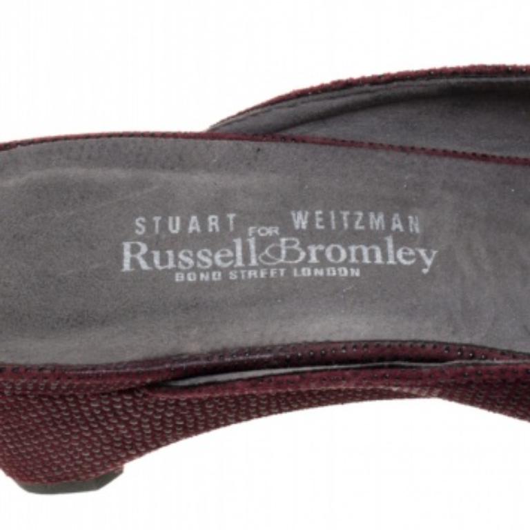Stuart Weitzman Burgunderfarbene Sandalen aus strukturiertem Wildleder mit Schleife und Peep Toe Slide Größe 38 im Zustand „Relativ gut“ im Angebot in Dubai, Al Qouz 2
