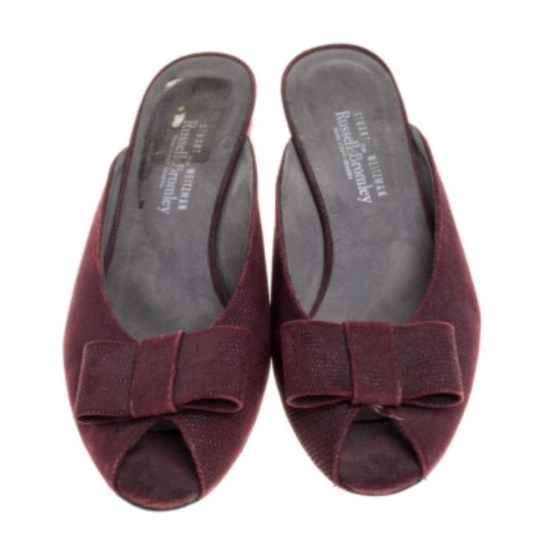Stuart Weitzman Burgunderfarbene Sandalen aus strukturiertem Wildleder mit Schleife und Peep Toe Slide Größe 38 Damen im Angebot