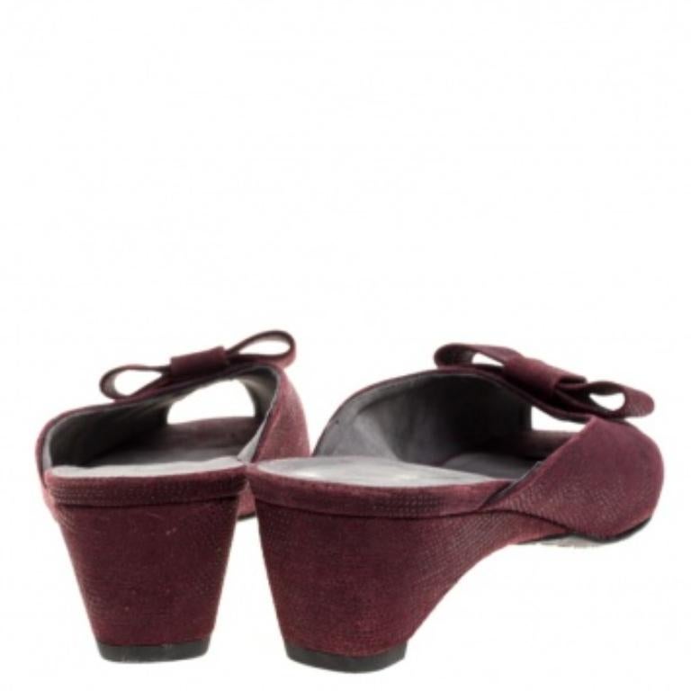 Stuart Weitzman Burgunderfarbene Sandalen aus strukturiertem Wildleder mit Schleife und Peep Toe Slide Größe 38 im Angebot 1