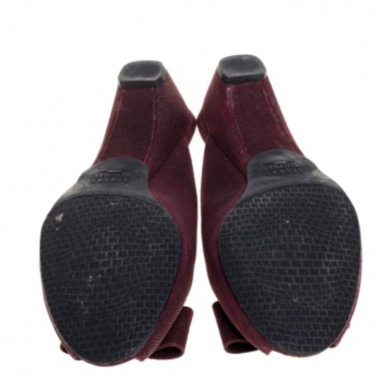 Stuart Weitzman Burgunderfarbene Sandalen aus strukturiertem Wildleder mit Schleife und Peep Toe Slide Größe 38 im Angebot 2