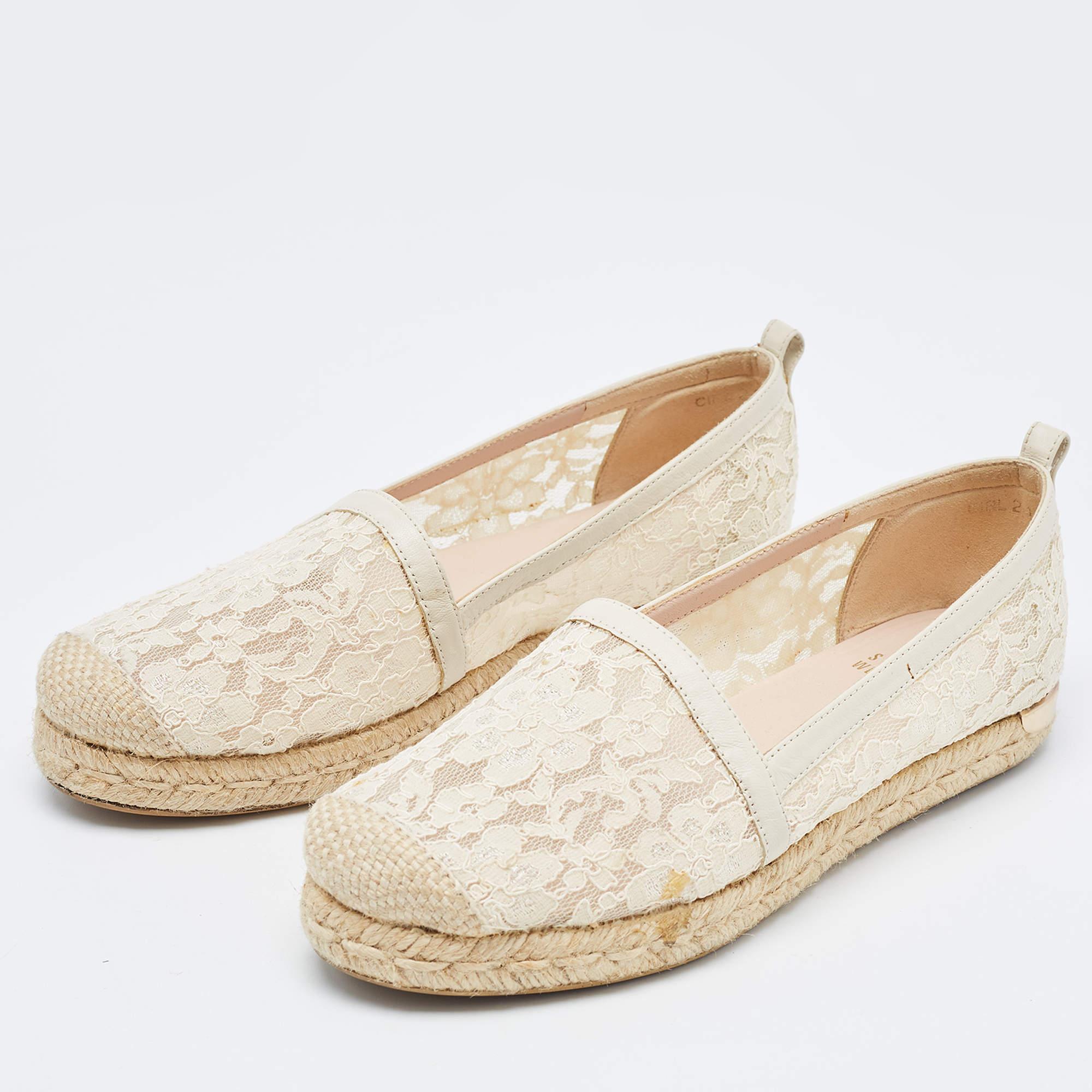 Una mezcla perfecta de estilo lujoso y comodidad, estas bailarinas de diseño están fabricadas con materiales de calidad y enmarcan tus pies de la forma más refinada. Pueden combinarse con un sinfín de prendas de tu armario.