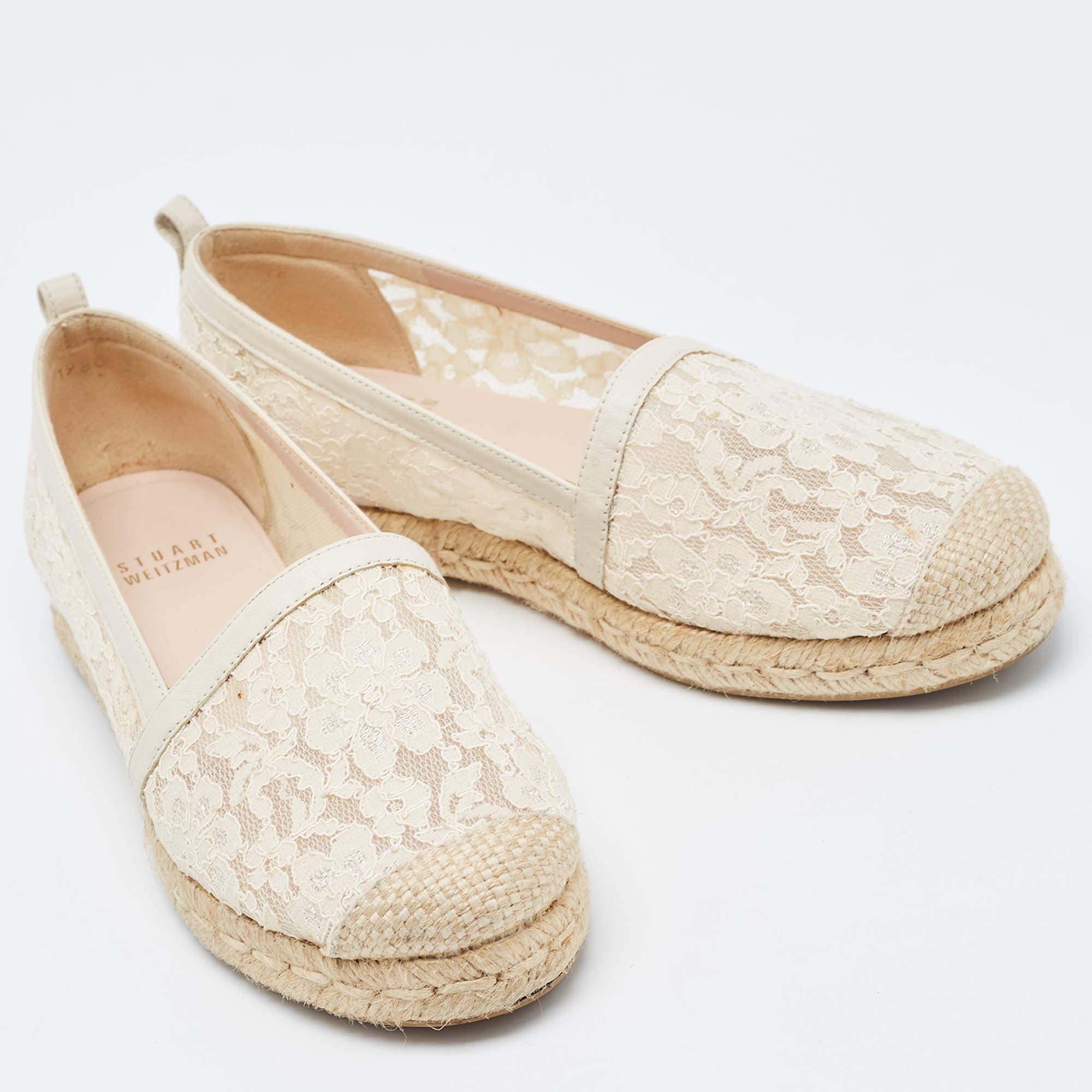 Stuart Weitzman Alpargatas de encaje y malla color crema Talla 35 en Bueno estado para la venta en Dubai, Al Qouz 2