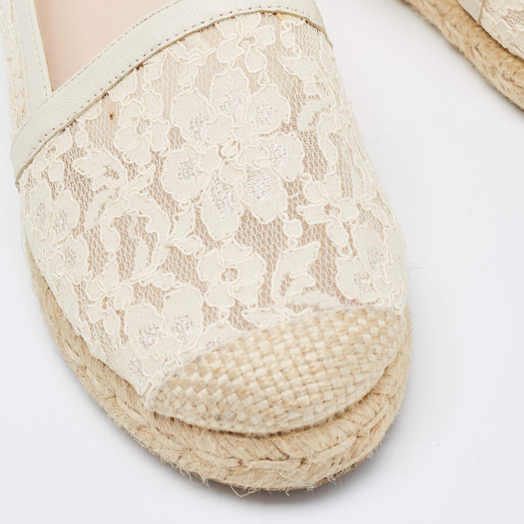 Stuart Weitzman Alpargatas de encaje y malla color crema Talla 35 en venta 2