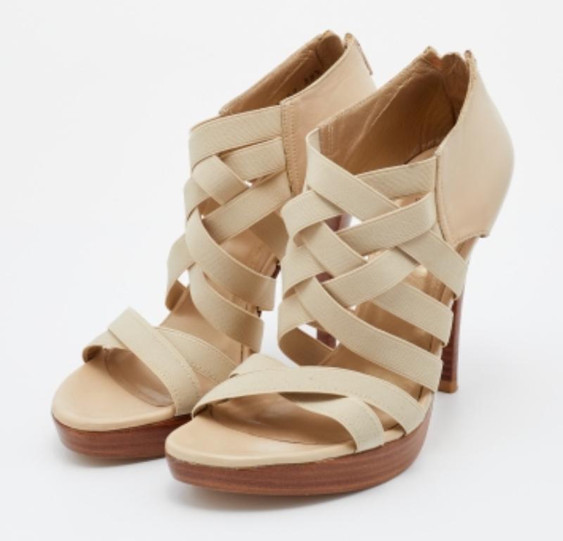 Stuart Weitzman - Sandales à lanières croisées en cuir crème et tissu élastique, taille 38,5 Bon état - En vente à Dubai, Al Qouz 2