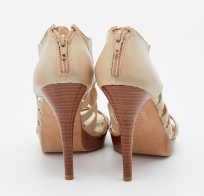 Stuart Weitzman - Sandales à lanières croisées en cuir crème et tissu élastique, taille 38,5 Pour femmes en vente