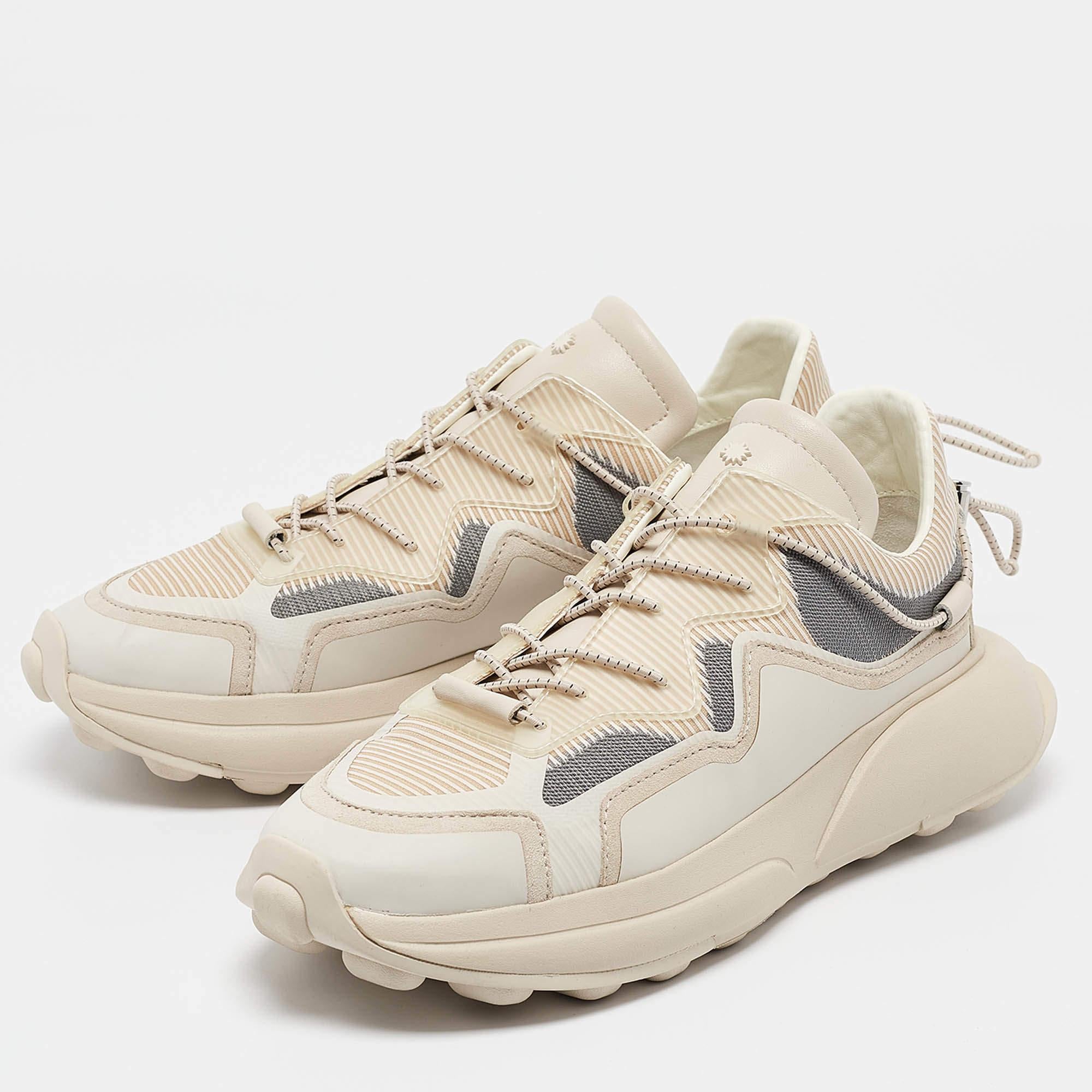 Ces baskets Stuart Weitzman sont à la fois faciles à porter et à la mode. Ils sont conçus à partir des meilleurs matériaux pour une grande durabilité. Portez-les lors de longues journées pour un style luxueux sans compromis sur le facteur confort.