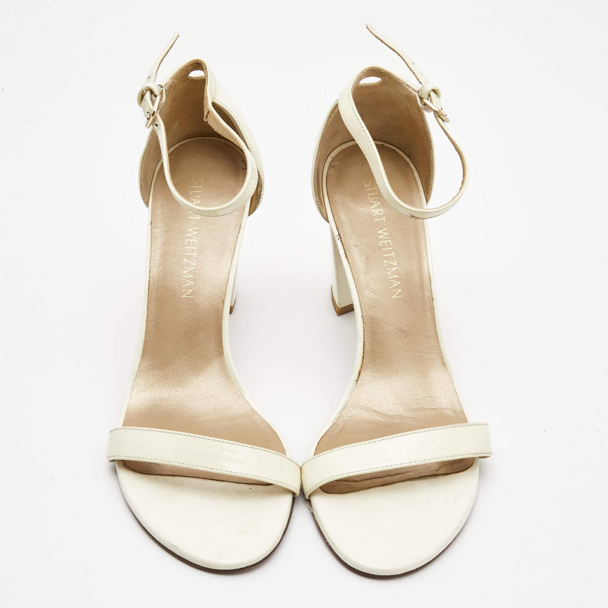 Beige Stuart Weitzman Sandales à talons blocs en cuir verni crème taille 39,5 en vente
