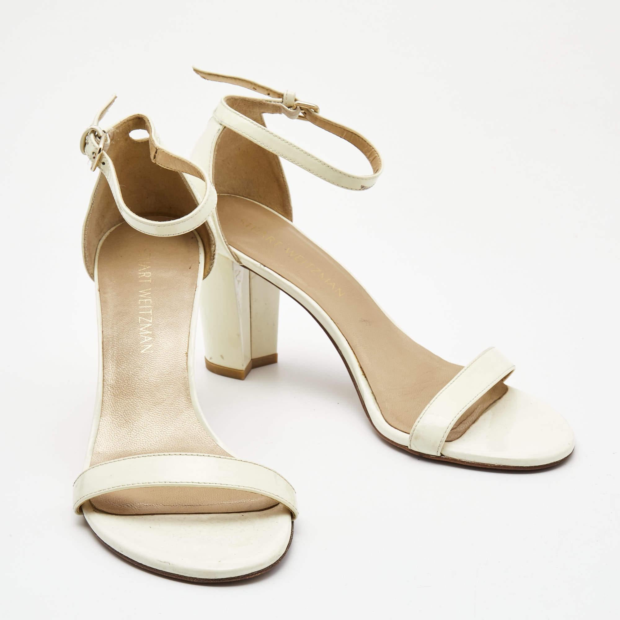 Stuart Weitzman Sandales à talons blocs en cuir verni crème taille 39,5 Bon état - En vente à Dubai, Al Qouz 2