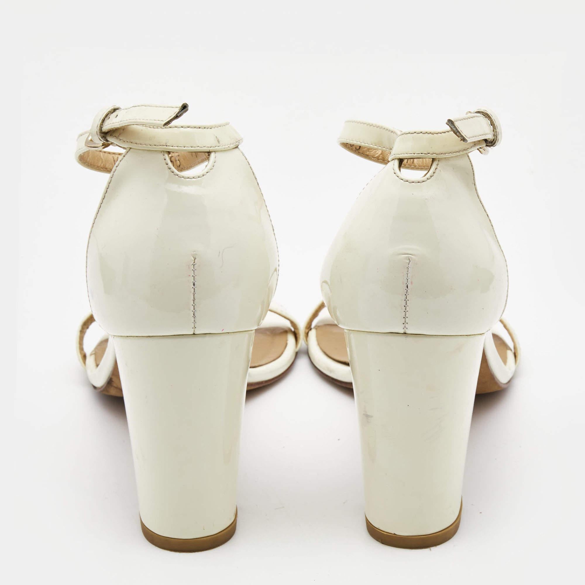 Stuart Weitzman Sandales à talons blocs en cuir verni crème taille 39,5 Pour femmes en vente