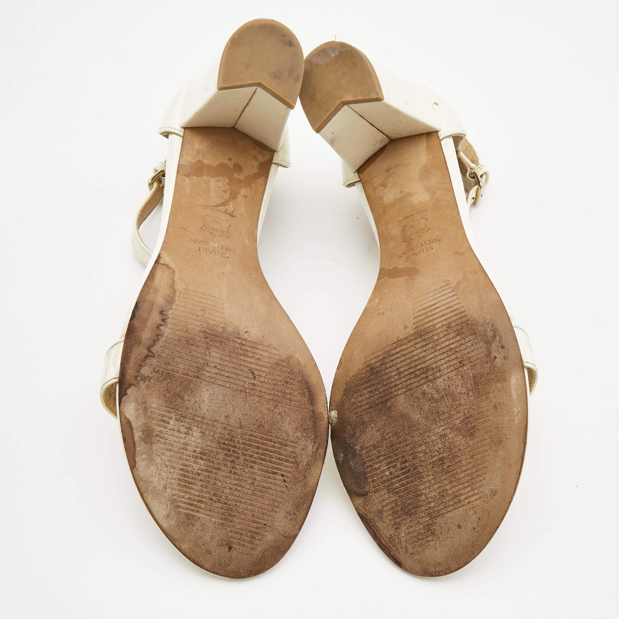 Stuart Weitzman Sandales à talons blocs en cuir verni crème taille 39,5 en vente 1