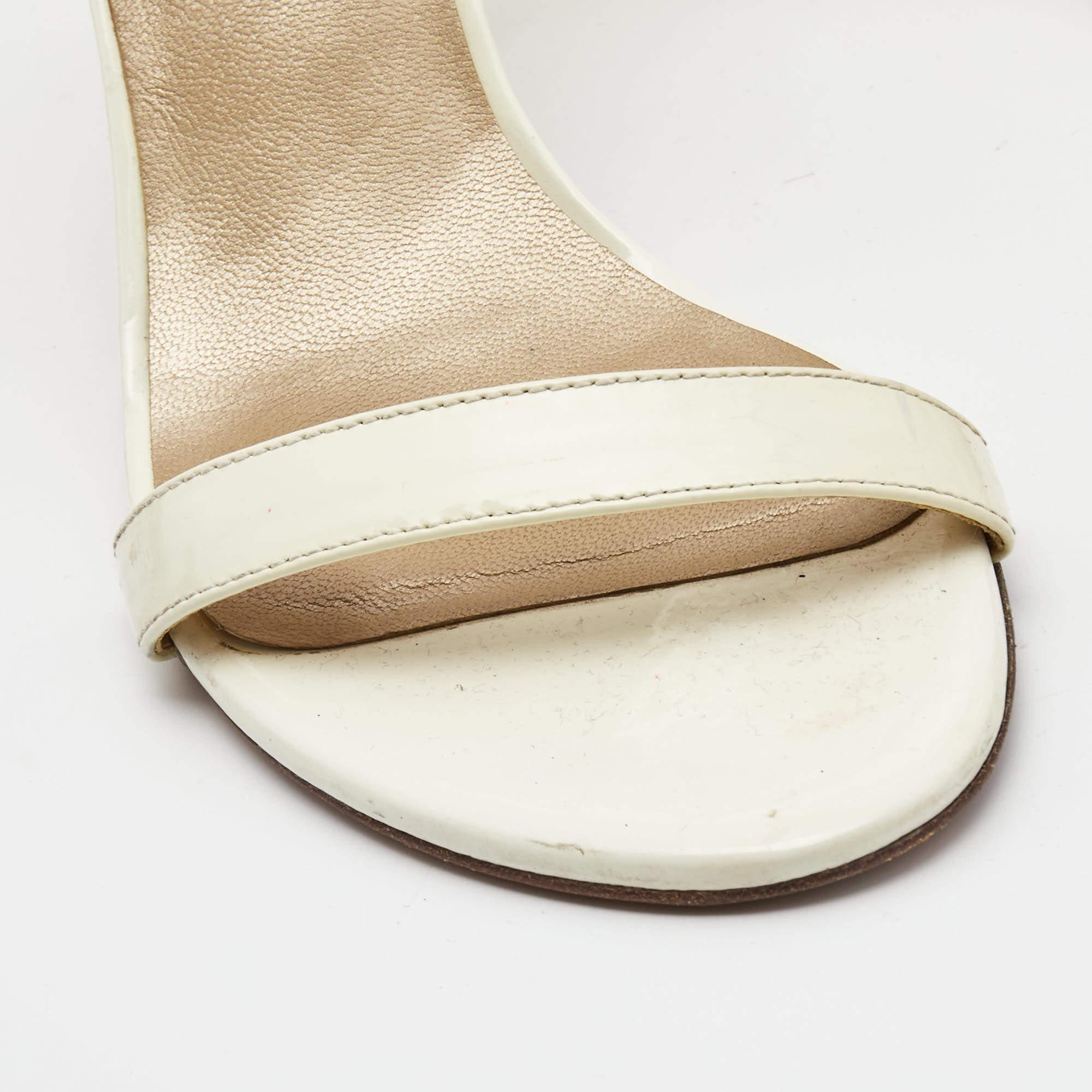 Stuart Weitzman Sandales à talons blocs en cuir verni crème taille 39,5 en vente 2