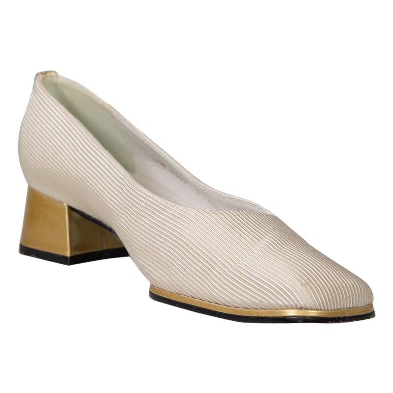 Stuart Weitzman Bombas con punta cuadrada texturizadas color crema talla US 9 en venta