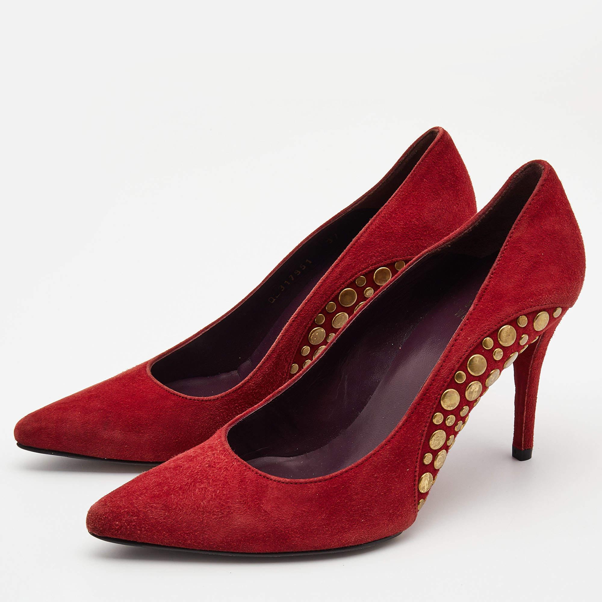 Affichez un style élégant avec cette paire d'escarpins. Ces chaussures élégantes sont fabriquées à partir de matériaux de qualité. Ils sont posés sur des semelles durables et des talons élégants.