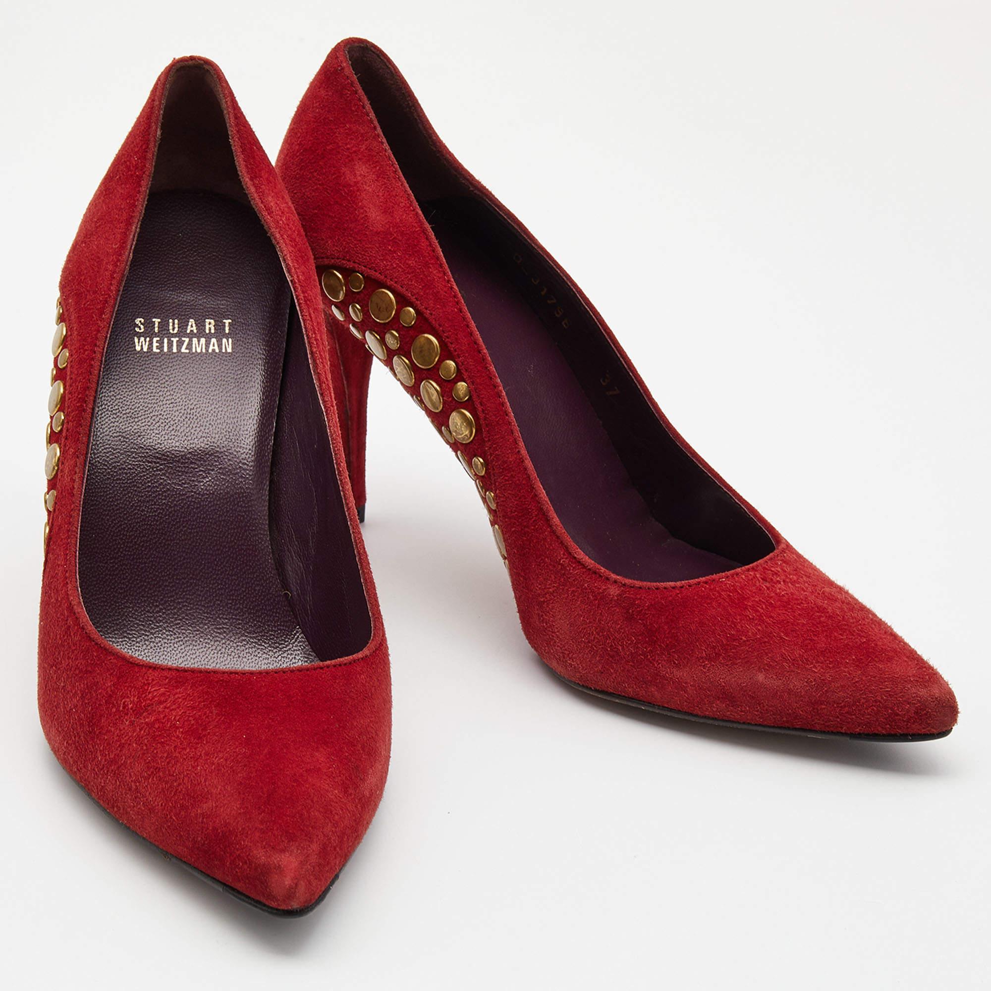 Stuart Weitzman escarpins cloutés rouge foncé taille 37 Bon état - En vente à Dubai, Al Qouz 2