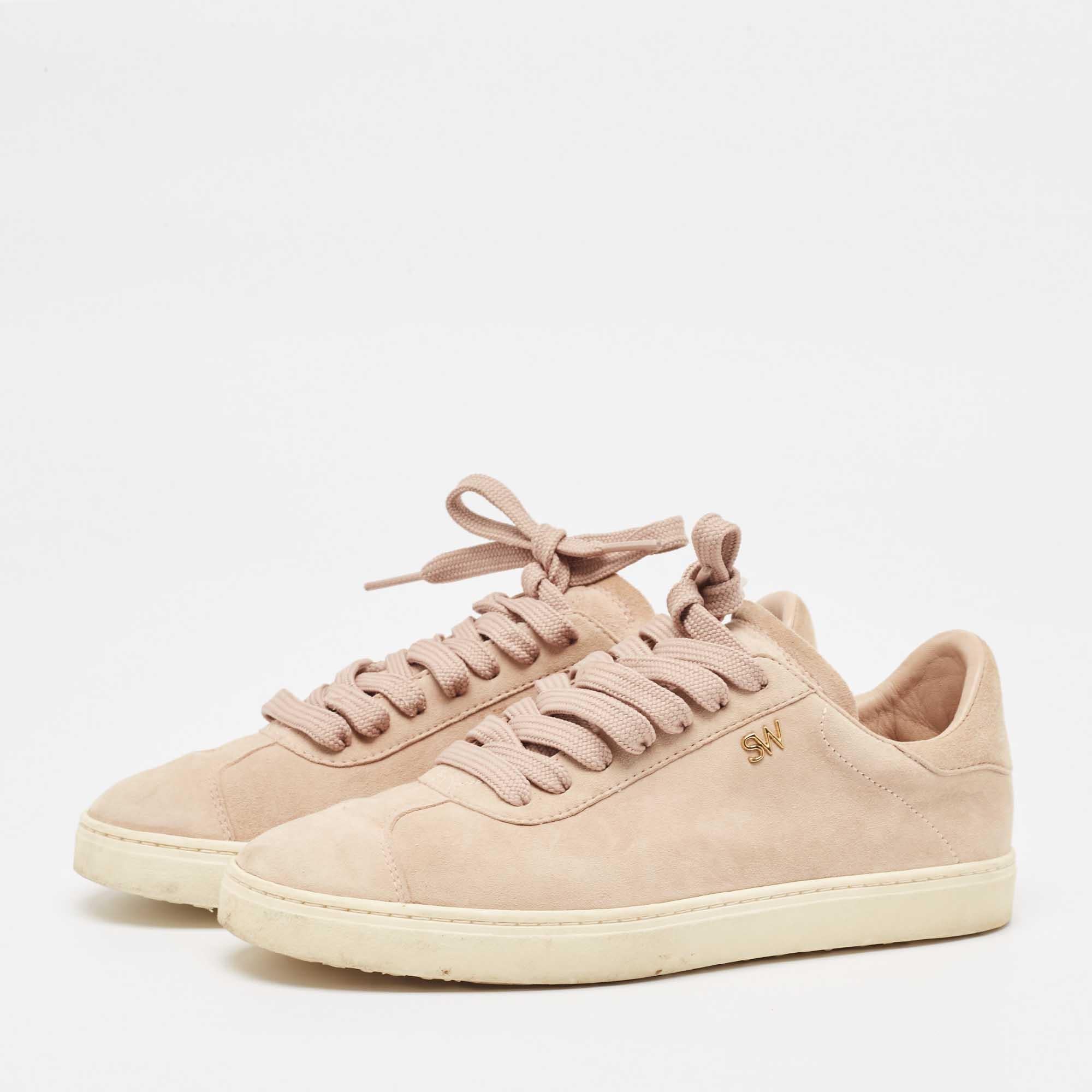 Présentées dans une silhouette classique, ces baskets de créateur sont une combinaison parfaite de luxe, de confort et de style. Ces baskets sont conçues avec des détails signés et des semelles intérieures confortables.