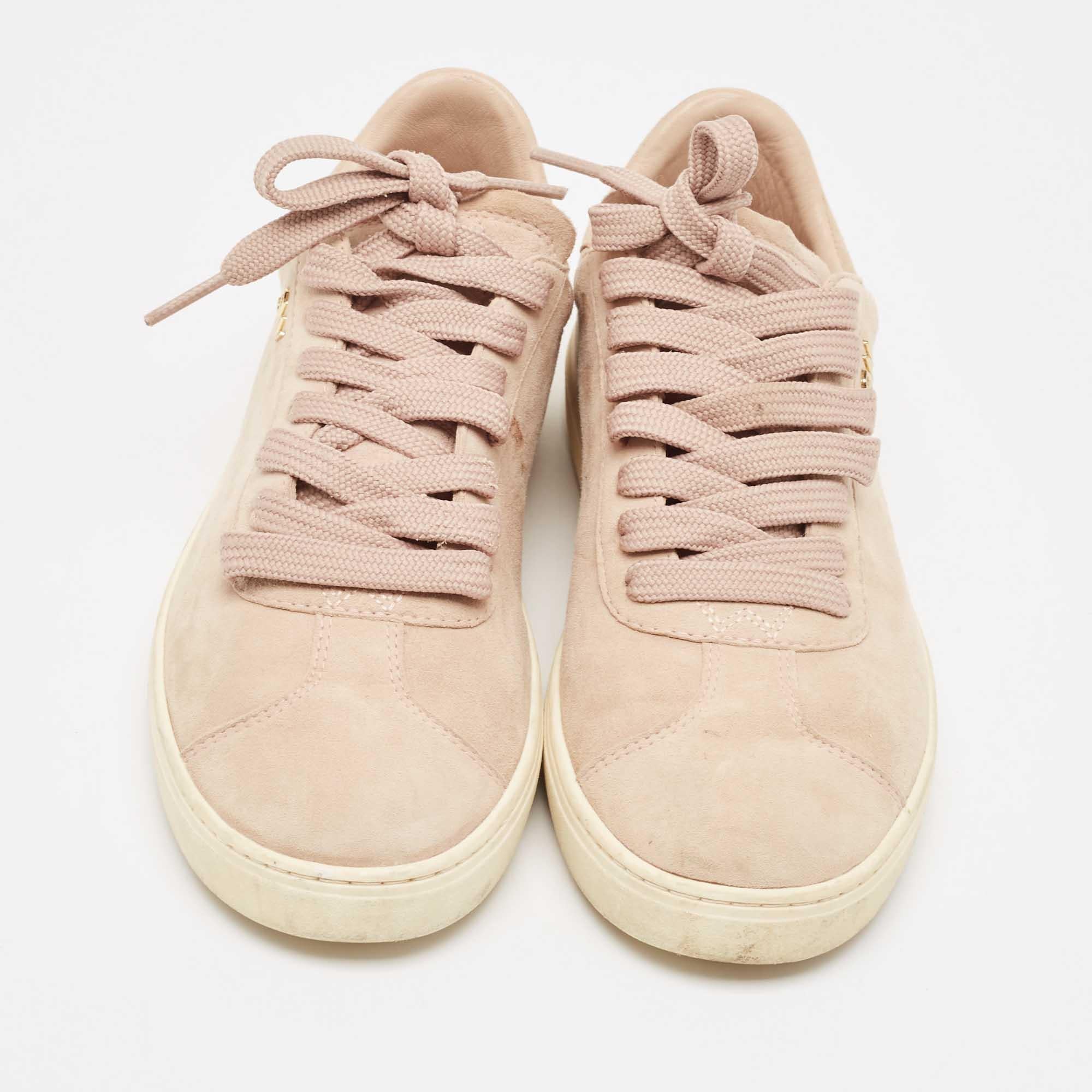 Beige Baskets basses Stuart Weitzman rose poussiéreux en daim, taille 36,5 en vente