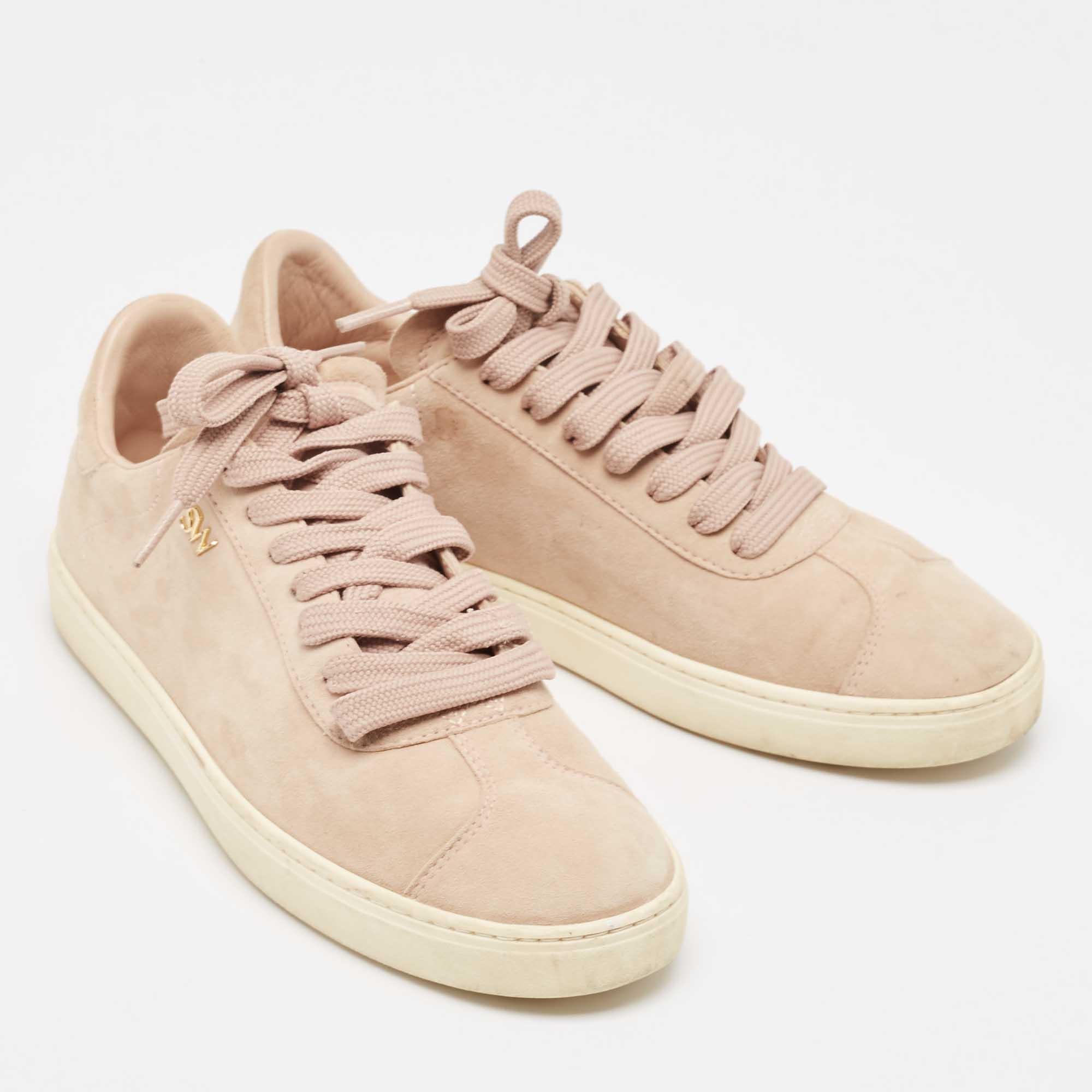 Baskets basses Stuart Weitzman rose poussiéreux en daim, taille 36,5 Bon état - En vente à Dubai, Al Qouz 2