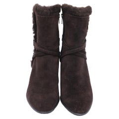 Stivaletti con tacco largo e fodera in pelliccia di Stuart Weitzman in camoscio marrone