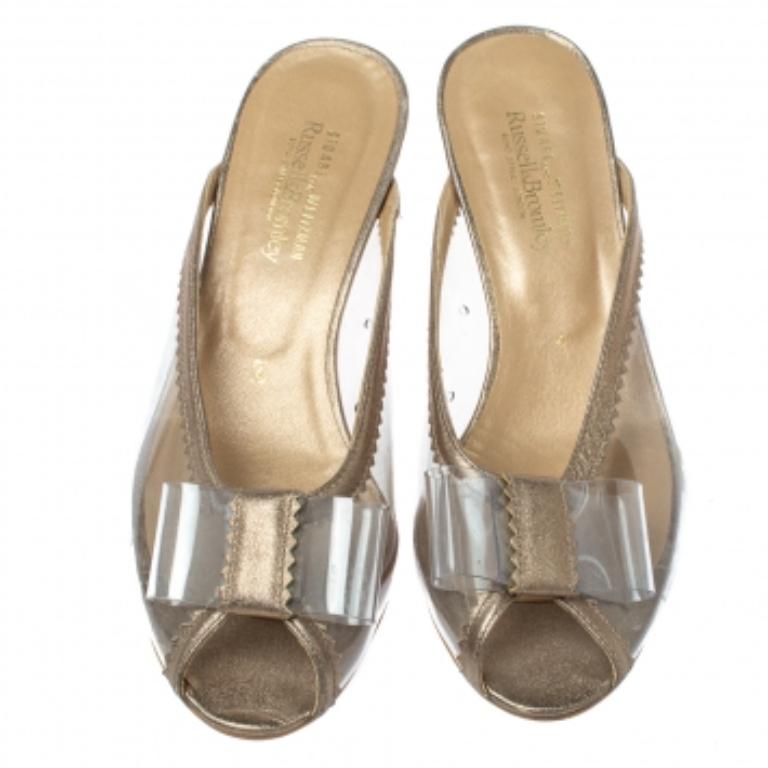 Stuart Weitzman Gold and Clear PVC Mules Size 36.5 In Good Condition For Sale In Dubai, Al Qouz 2