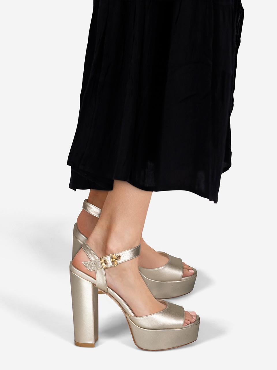 L'ÉTAT est très bon. L'usure des sandales est minime. Abrasion sur la plate-forme, le talon et la sangle de l'orteil sur les deux chaussures sur ce Stuart Weitzman designer utilisé article de revente. Cette paire de chaussures est livrée dans son