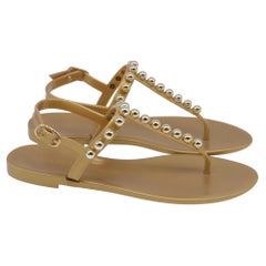 Stuart Weitzman Goldie Jelly-Sandalen aus goldenem PVC
