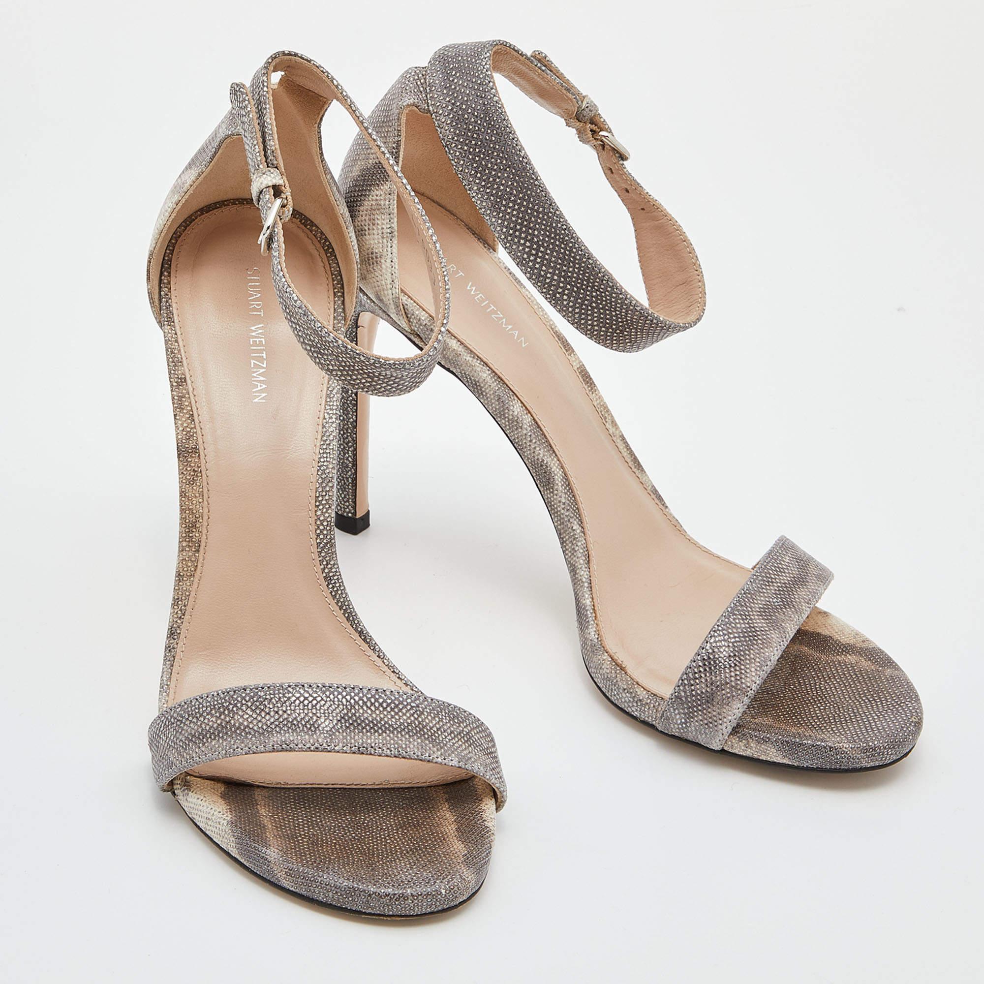 Stuart Weitzman Sandales à bout ouvert en cuir Karung gris/beige, taille 39,5 Bon état - En vente à Dubai, Al Qouz 2