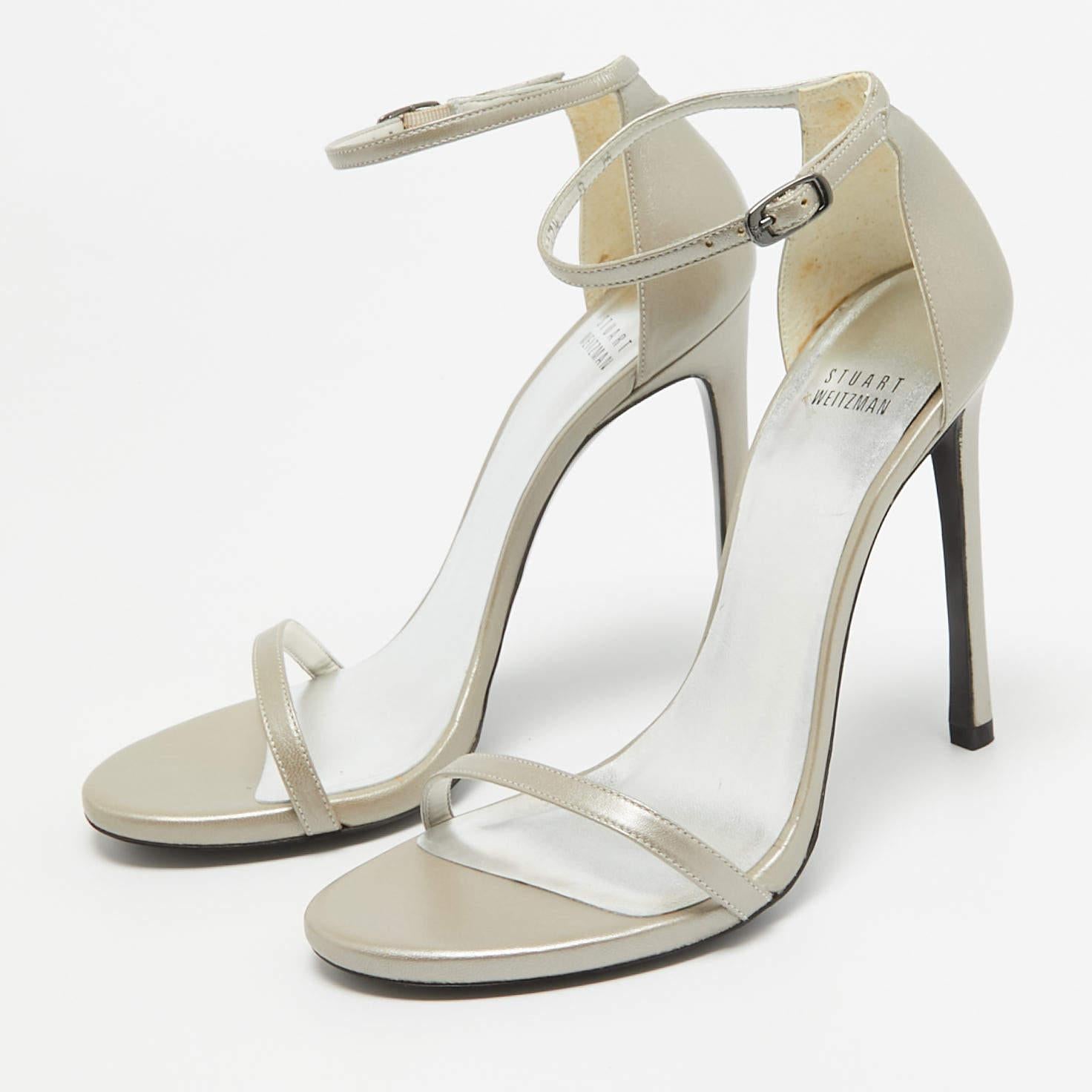 Gris Stuart Weitzman - Sandales à lanières à la cheville en cuir gris, taille 38,5 en vente