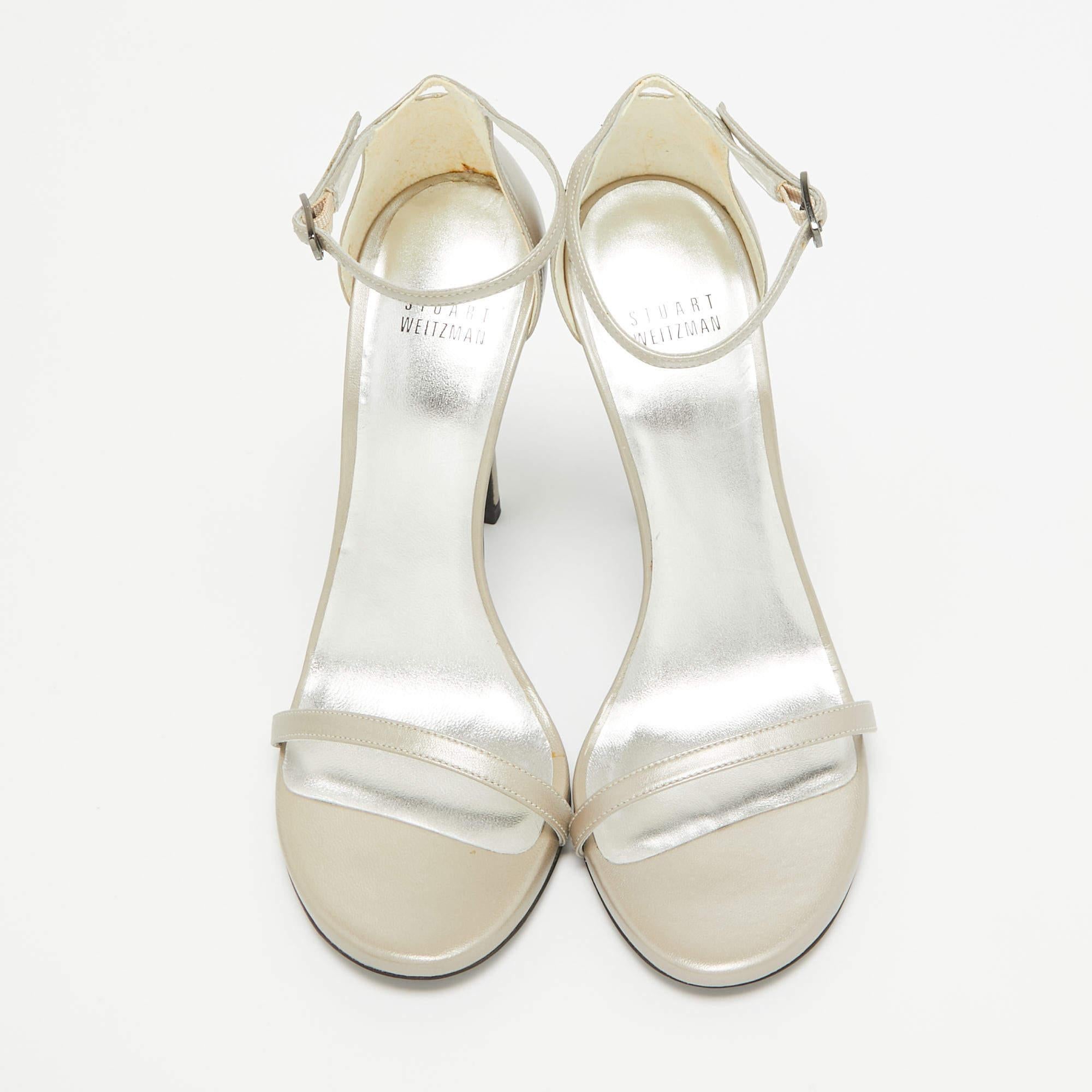 Stuart Weitzman - Sandales à lanières à la cheville en cuir gris, taille 38,5 Neuf - En vente à Dubai, Al Qouz 2