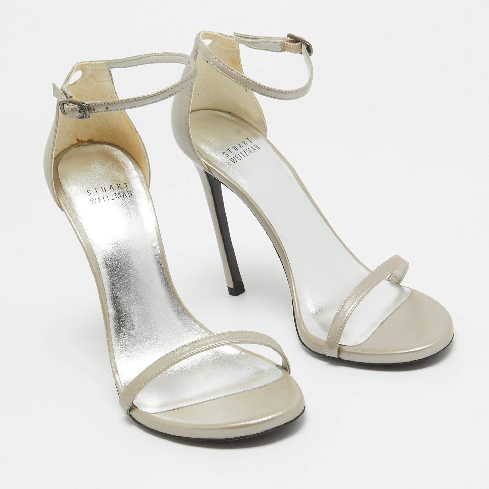 Stuart Weitzman - Sandales à lanières à la cheville en cuir gris, taille 38,5 Pour femmes en vente