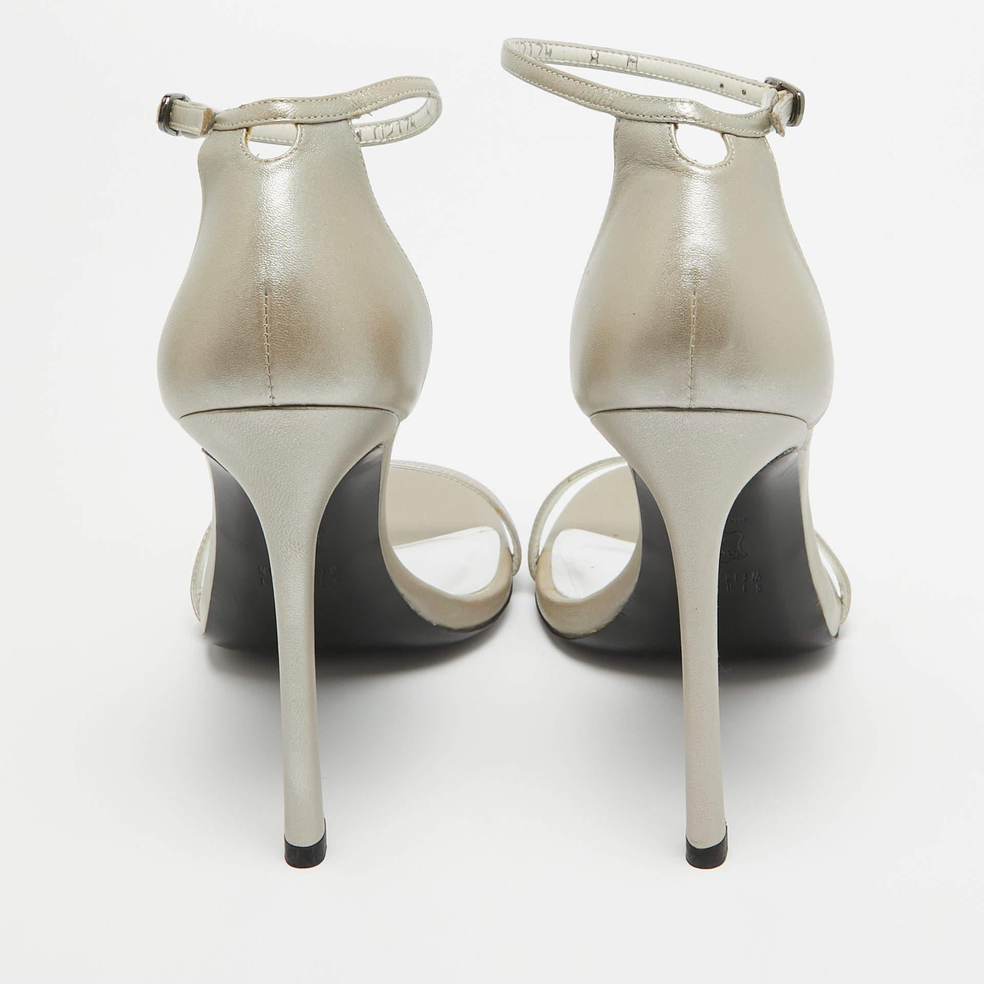 Stuart Weitzman - Sandales à lanières à la cheville en cuir gris, taille 38,5 en vente 1