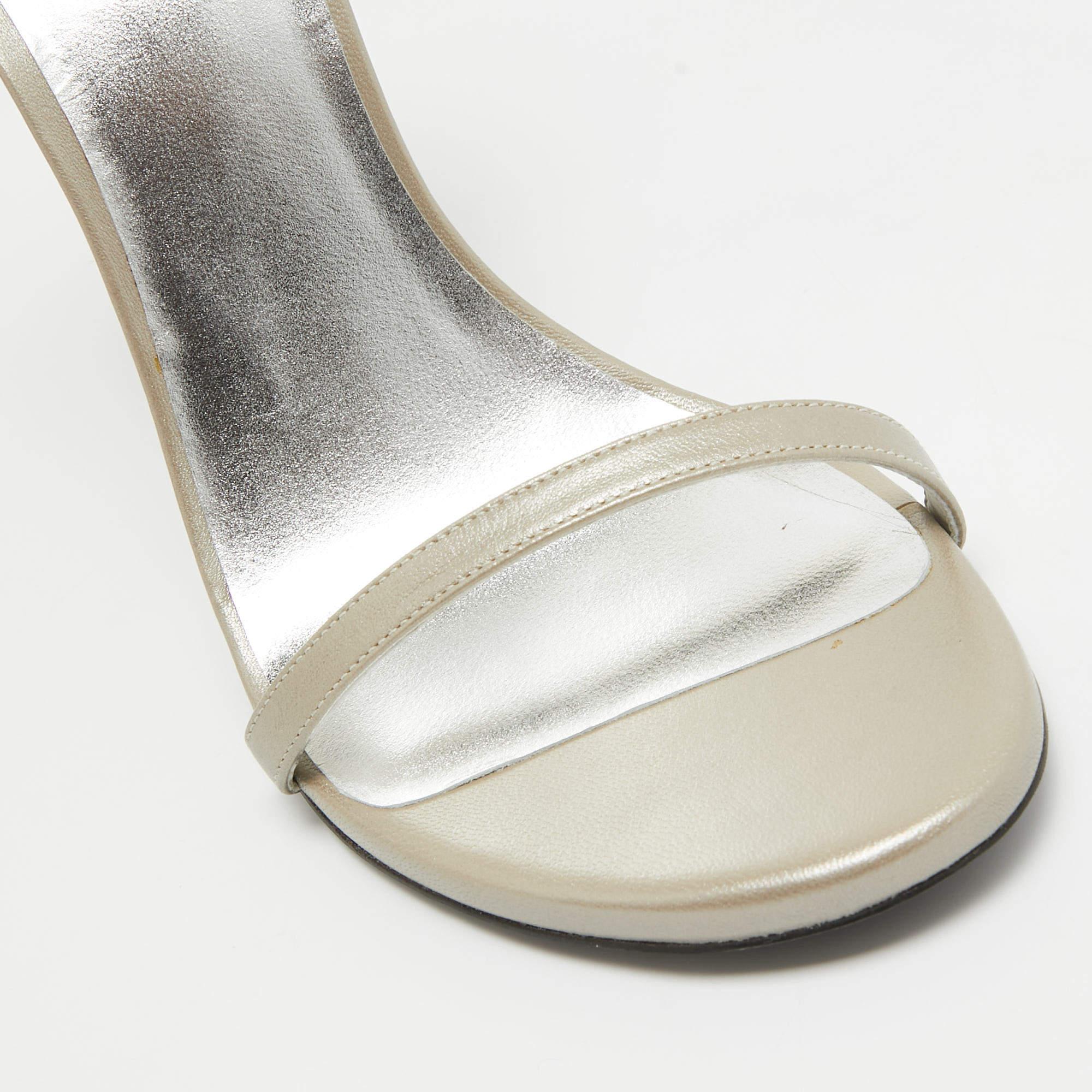 Stuart Weitzman - Sandales à lanières à la cheville en cuir gris, taille 38,5 en vente 3