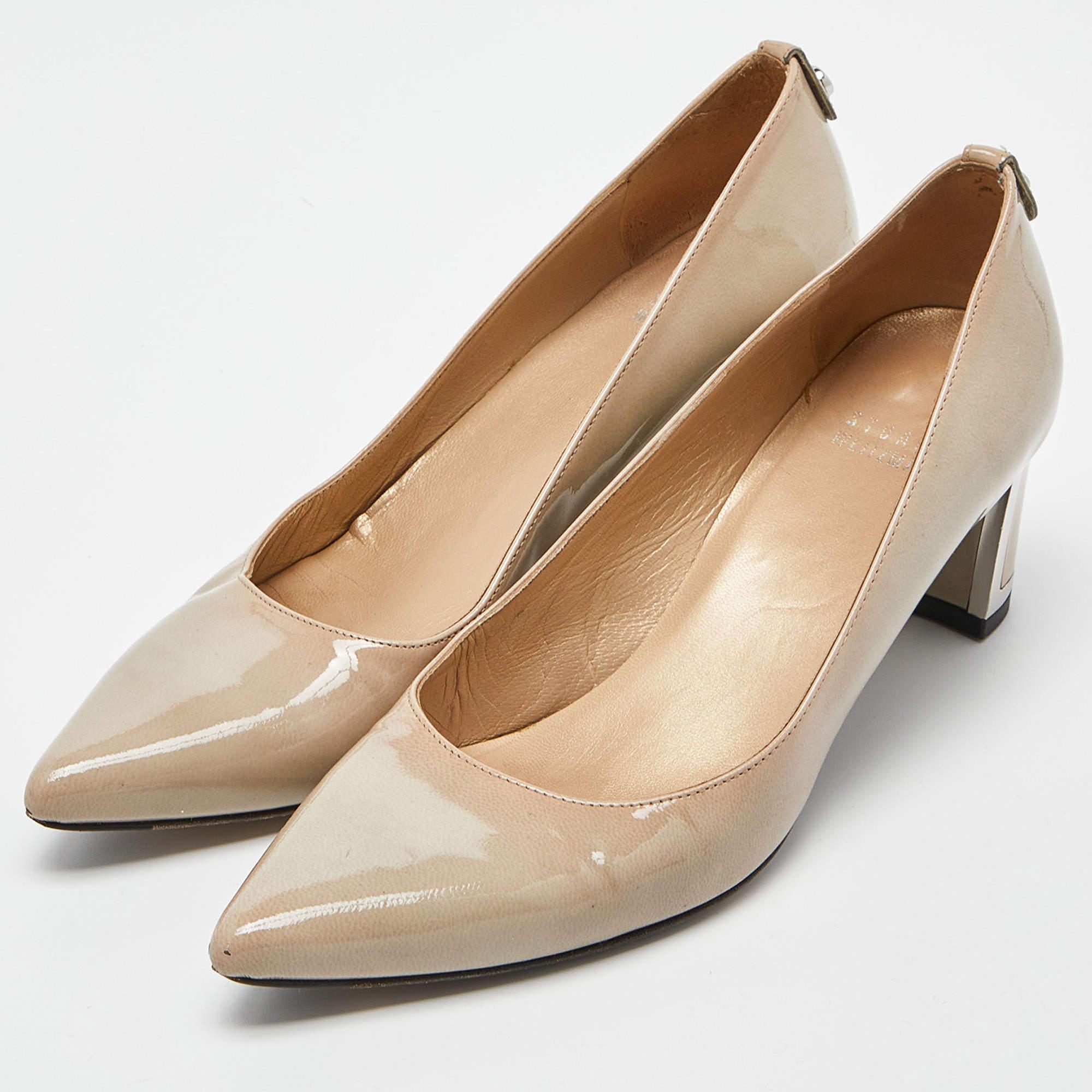 Affichez un style élégant avec cette paire d'escarpins. Ces chaussures élégantes sont fabriquées à partir de matériaux de qualité. Ils sont posés sur des semelles durables et des talons élégants.