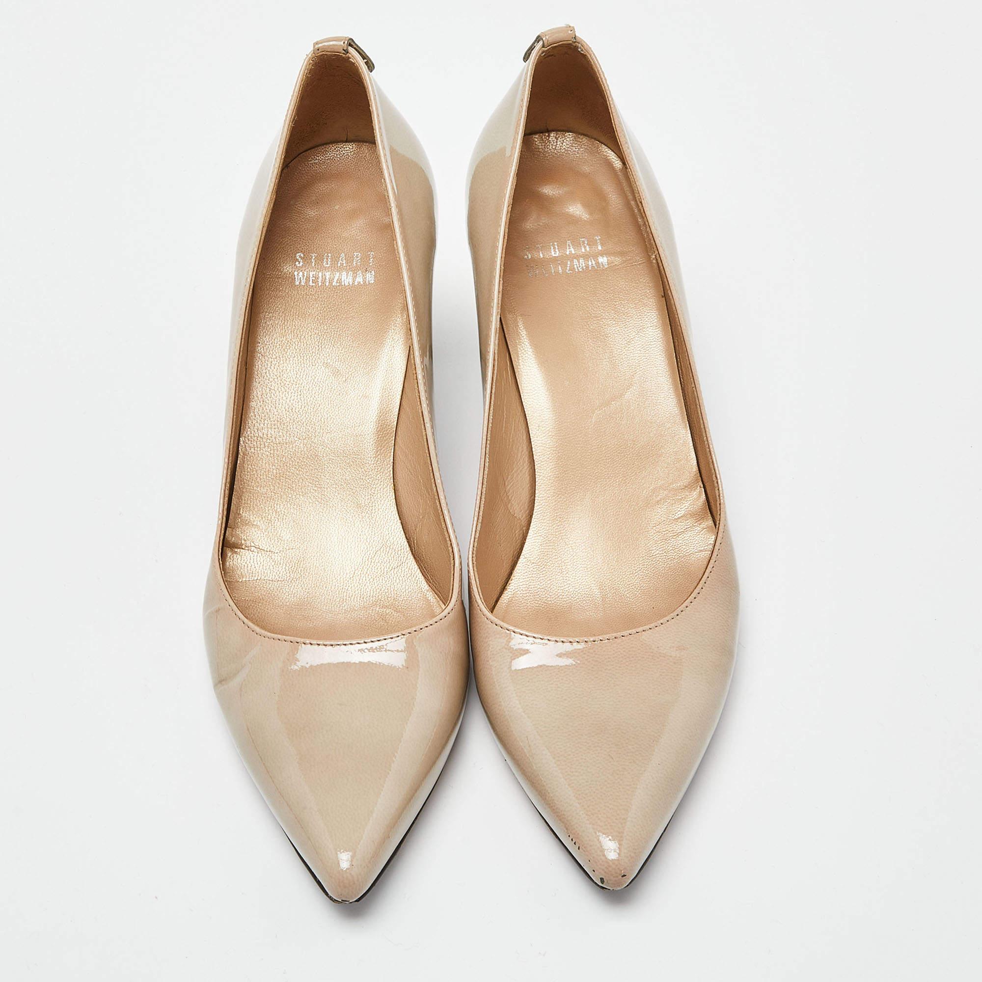 Marron Stuart Weitzman escarpins à bout pointu en cuir verni gris, taille 37 en vente