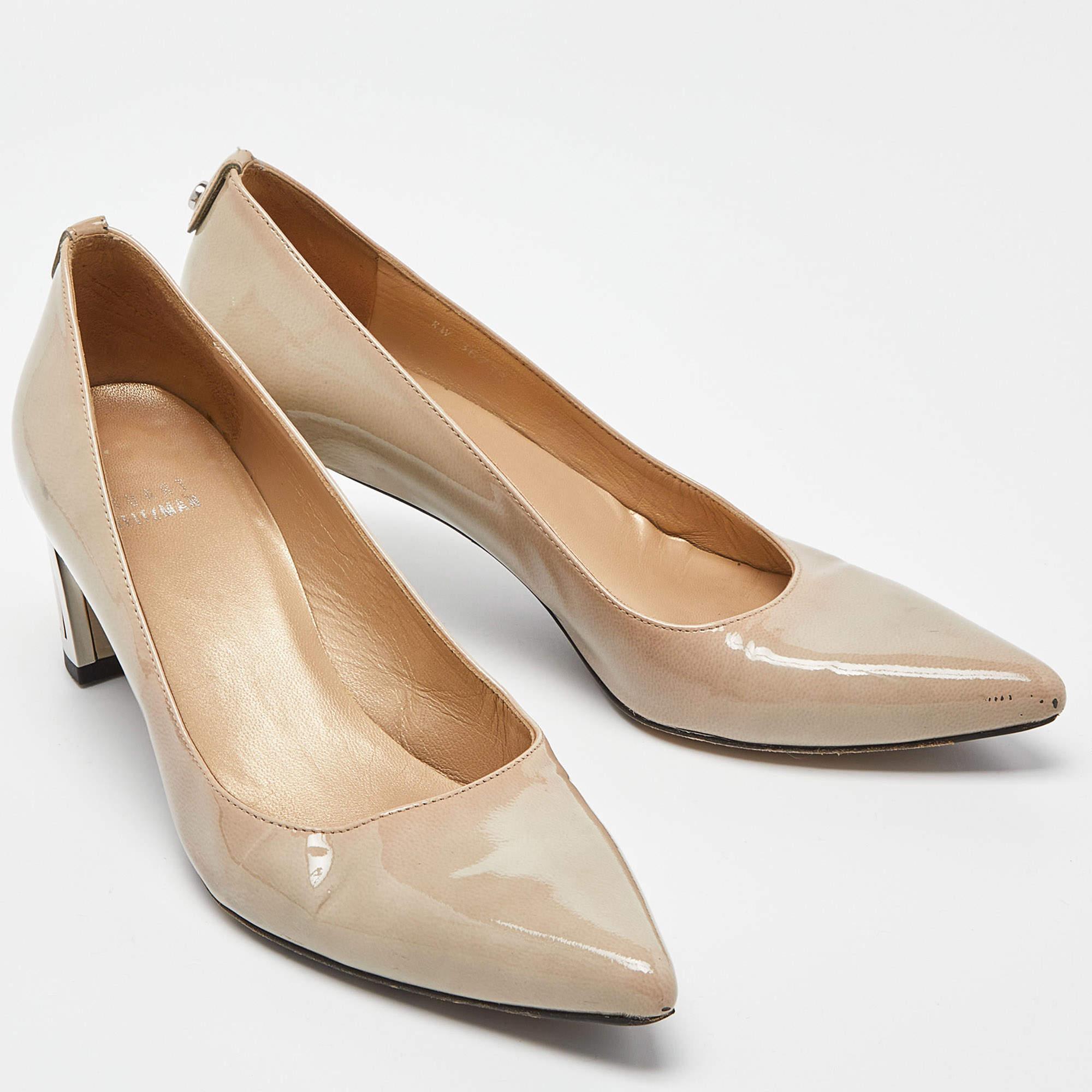 Stuart Weitzman escarpins à bout pointu en cuir verni gris, taille 37 Bon état - En vente à Dubai, Al Qouz 2