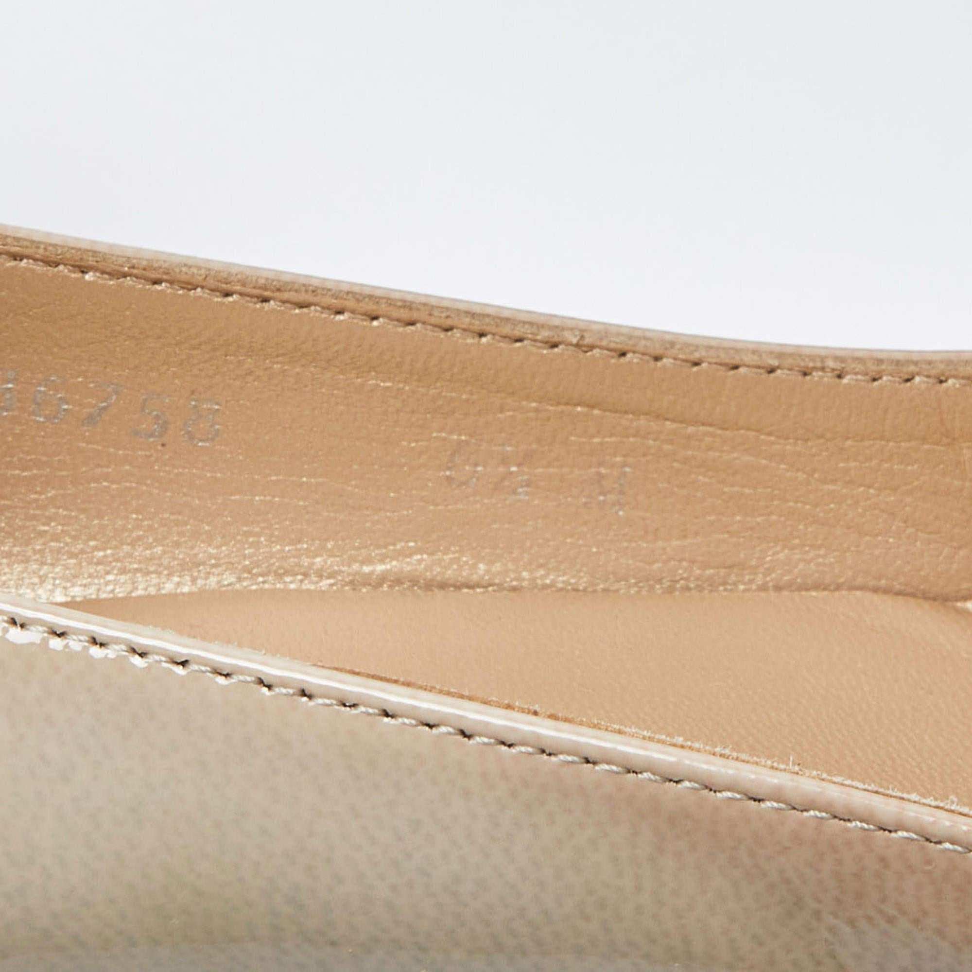 Stuart Weitzman escarpins à bout pointu en cuir verni gris, taille 37 en vente 3