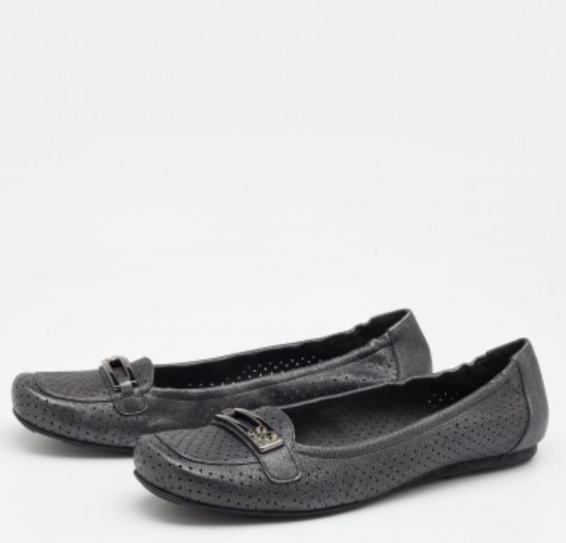 Stuart Weitzman Grau Perforiertes Leder Kristall Slip On Loafers Größe 41 (Schwarz) im Angebot